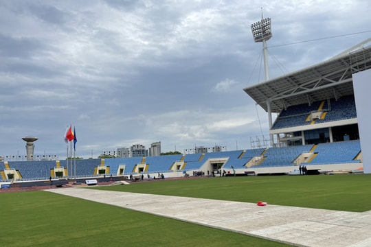 Bắt đầu phủ mặt cỏ sân Mỹ Đình làm sân khấu khai mạc SEA Games 31